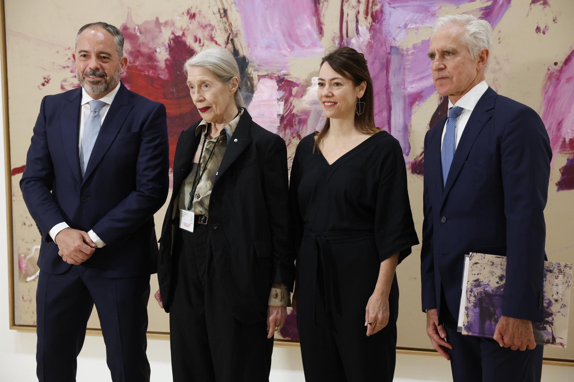 El director del Museo Guggenheim Bilbao, Juan Ignacio Vidarte (d), ha participado este jueves en la presentación de la retrospectiva de Martha Jungwirth (2i), en la que se muestran casi setenta obras de las cinco décadas de trayectoria de la artista austriaca, que destaca por su vocabulario único que explora los límites entre figuración y abstracción. EFE/ Miguel Toña
