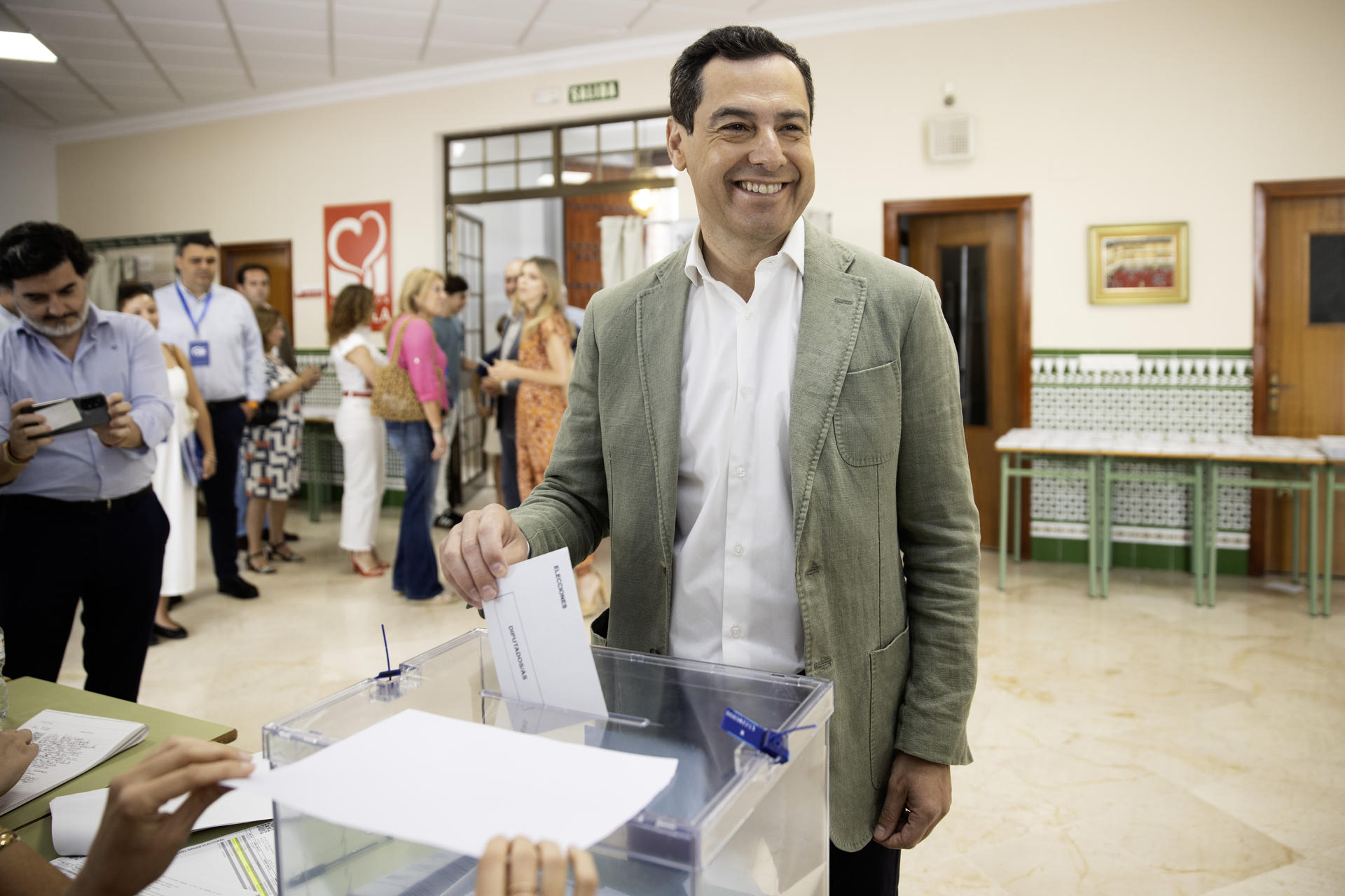 El presidente del PP andaluz y de la Junta, Juanma Moreno, acude a votar en el colegio Sagrado Corazón de Málaga, este domingo que se celebran elecciones Europeas.-EFE/Jorge Zapata
