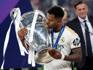 El jugador del Real Madrid Rodrygo besa la copa de la Liga de Campeones. EFE/EPA/NEIL HALL