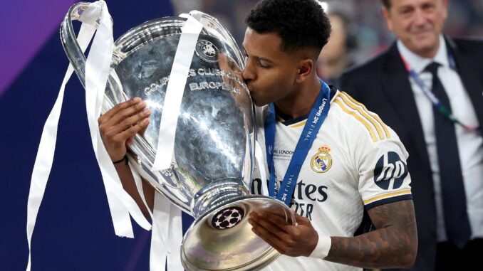 El jugador del Real Madrid Rodrygo besa la copa de la Liga de Campeones. EFE/EPA/NEIL HALL
