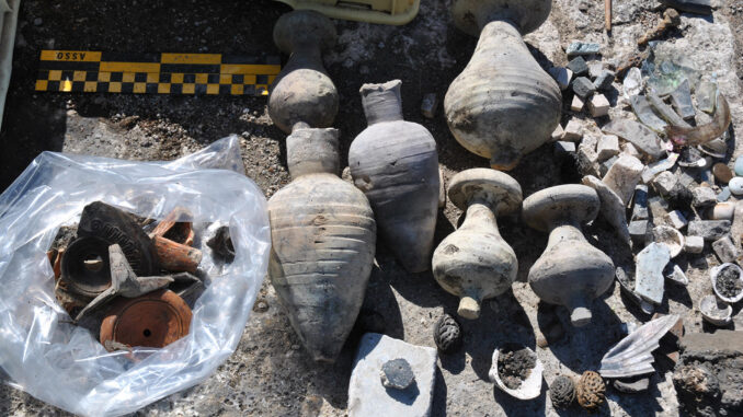 Vista de los restos arqueológicos encontrados en la zona sagrada del Parque Arqueológico de Ostia Antica, al este de Roma. Un grupo de arqueólogos ha descubierto objetos utilizados para rituales de culto en la "zona sagrada" del Parque Arqueológico de Ostia Antica, que revelan detalles sobre la vida imperial en este yacimiento al este de Roma, reveló este miércoles el Ministerio de Cultura de Italia. EFE/ Ministerio De Cultura De Italia ***SOLO USO EDITORIAL/SOLO DISPONIBLE PARA ILUSTRAR LA NOTICIA QUE ACOMPAÑA (CRÉDITO OBLIGATORIO)***
