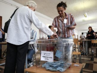 Una mujer emite su voto en la primera vuelta de las elecciones parlamentarias anticipadas de Francia, en un colegio electoral en París, Francia, el 30 de junio de 2024. EFE/EPA/MOHAMMED BADRA