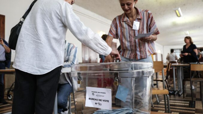 Una mujer emite su voto en la primera vuelta de las elecciones parlamentarias anticipadas de Francia, en un colegio electoral en París, Francia, el 30 de junio de 2024. EFE/EPA/MOHAMMED BADRA
