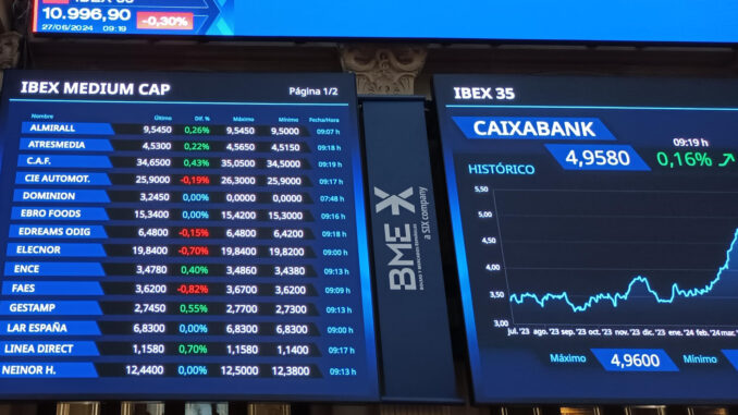 Imagen de una pantalla de la Bolsa de Madrid este jueves, que cierra en rojo, con un descenso del 0,72 % y se aleja de los 11.000 puntos, situándose en los 10.951,5 enteros. EFE/ Miguel Ángel Mondelo
