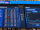 Imagen de una pantalla de la Bolsa de Madrid este jueves, que cierra en rojo, con un descenso del 0,72 % y se aleja de los 11.000 puntos, situándose en los 10.951,5 enteros. EFE/ Miguel Ángel Mondelo