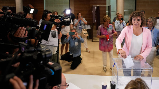 La cabeza de lista del PP al Parlamento Europeo, Dolors Montserrat (d), vota en las elecciones al Parlamento Europeo en Sant Sadurní d'Anoia este domingo. EFE/Enric Fontcuberta
