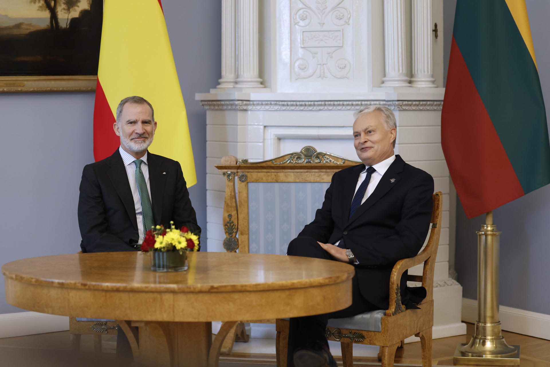 El rey de España, Felipe VI, (izq), y el presidente de Lituania, Gitanas Nauseda, hablan durante su reunión celebrada en el palacio presidencial de Vilna, Lituania, el 24 de junio de 2024. EFE/Mariscal
