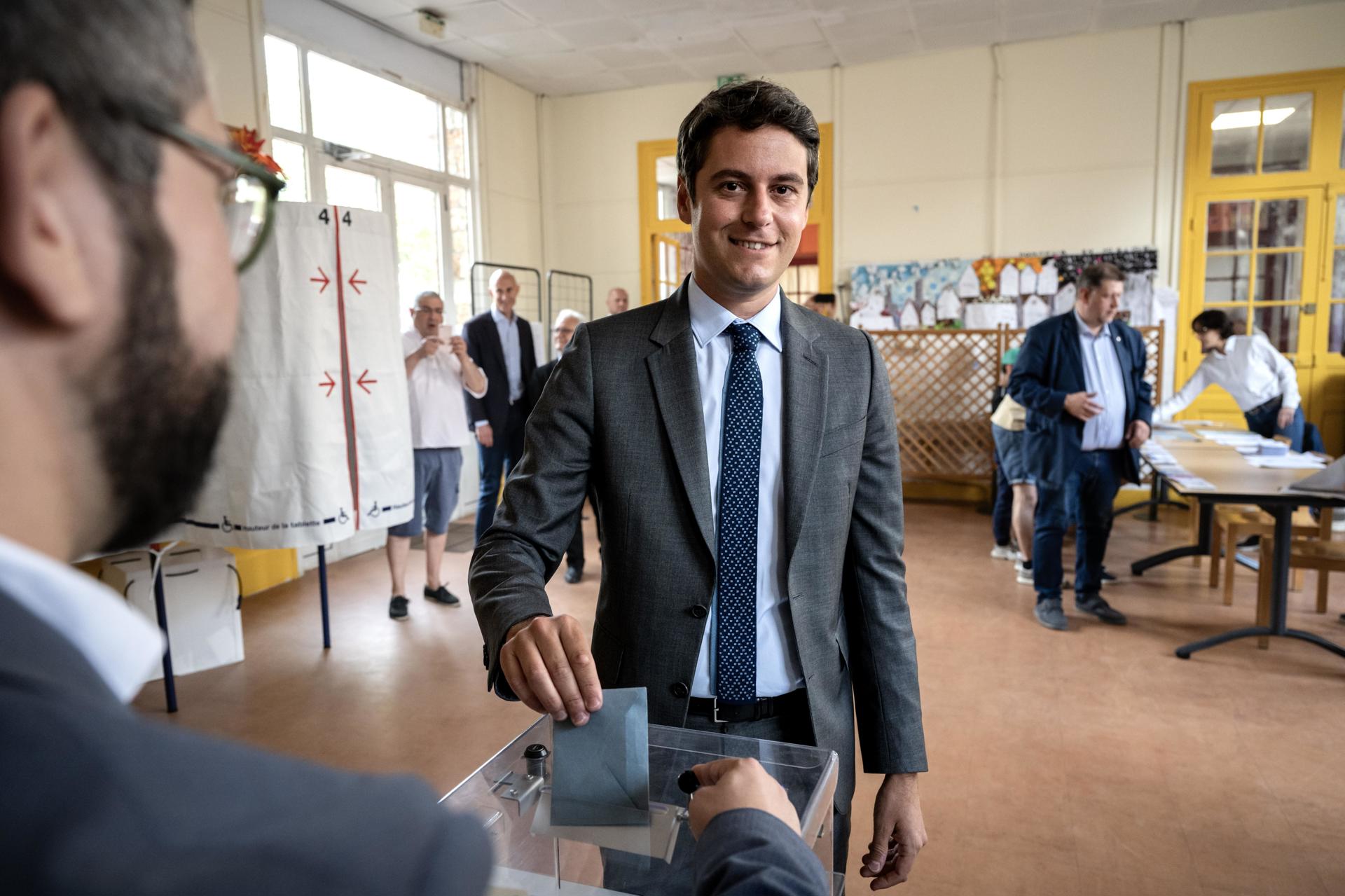 El primer ministro de Francia, Gabriel Attal, vota en la primera vuelta de las elecciones parlamentarias en Vanves, suroeste de París, Francia, el 30 de junio de 2024. EFE/EPA/ARNAUD FINISTRE / POOL MAXPPP OUT
