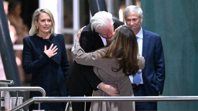 El fundador de WikiLeaks, Julian Assange, llega este miércoles al aeropuerto de Camberra y besa a su esposa Stella Morris. EFE/EPA/LUKAS COCH AUSTRALIA AND NEW ZEALAND OUT
