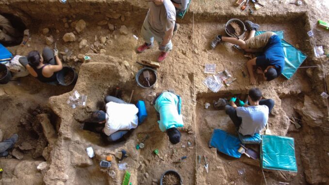 Los científicos han encontrado las evidencias más antiguas de asentamientos de los primeros humanos modernos (Homo sapiens) en el centro peninsular, en el "Abrigo de La Malia", en Tamajón (Guadalajara, España). En la foto, el yacimiento de Abrigo de La Malia durante su excavación.  Foto: Javier Trueba (MSF)
