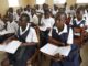 Imagen de archivo de niños y niñas de una escuela de primaria durante una clase en Monrovia, Liberia. EFE/EPA/AHMED JALLANZO