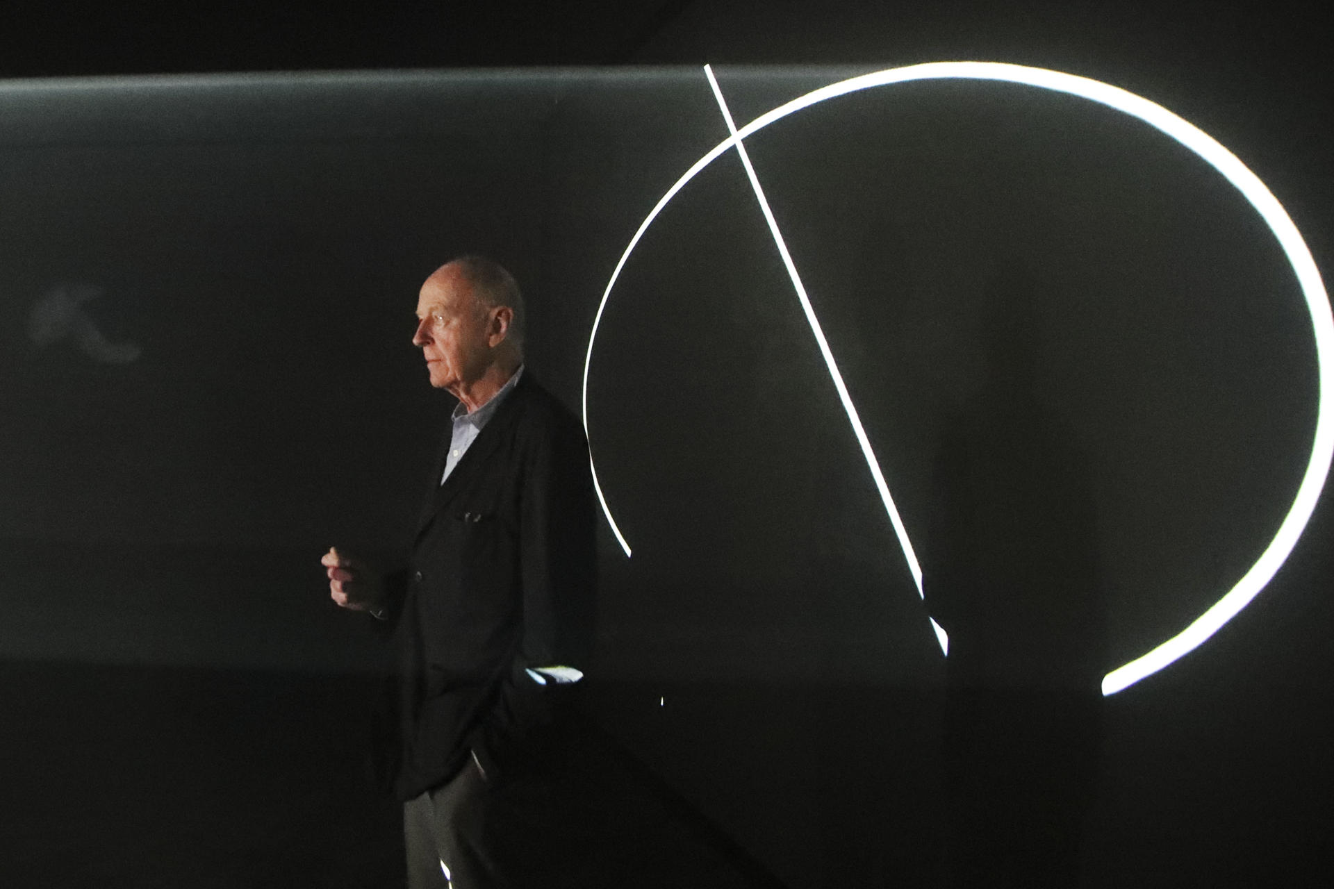 El  artista británico nacido en Nueva York Anthony McCall, ante unas de sus obras que forma parte de la exposición 'Anthony McCall: Fracción de segundo', una selección de obras de este artista británico, pionero de los nuevos medios artísticos, el cine expandido y la videoinstalación y que este miércoles ha presentado en el Museo Guggenheim de Bilbao. EFE/LUis Tejido
