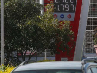 Fotografía que muestra un aviso con los precios de combustibles en una gasolinera este viernes en Quito (Ecuador). EFE/ José Jácome