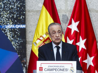 El presidente del Real Madrid, Florentino Pérez, durante su intervención en la Real Casa de Correos, sede de la Comunidad de Madrid, segunda parada del recorrido realizado este domingo por el equipo para celebrar su victoria en la final de la Liga de Campeones. EFE/Rodrigo Jiménez