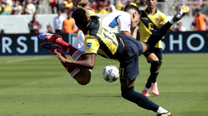 Nahuel Ferraresi (C) defensor de Venezuela y el ecuatoriano Kevin Rodríguez (i) durante el partido de Copa América 2024. EFE/EPA/JUAN G. MABANGLO
