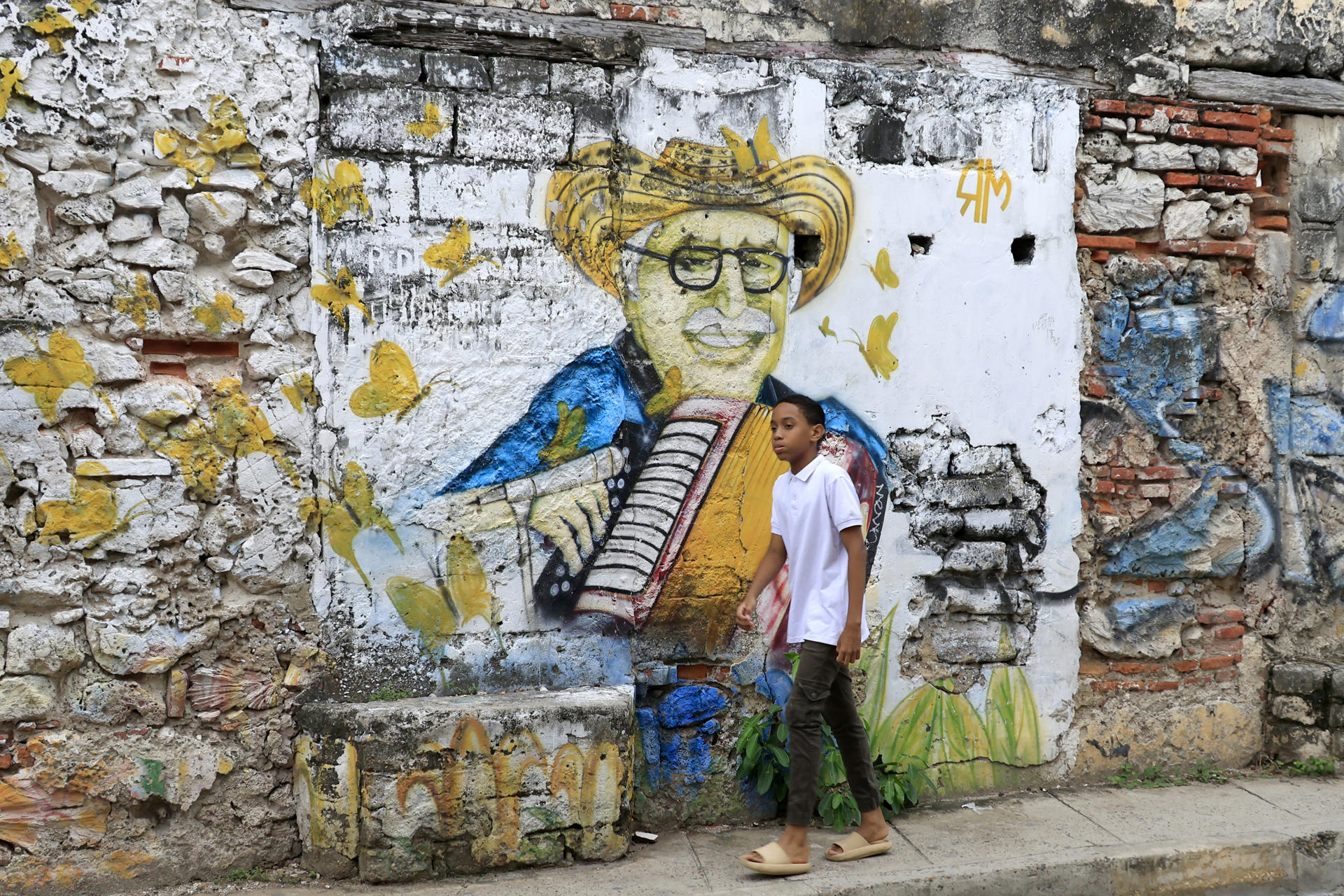 Fotografía de un mural dedicado al escritor colombiano Gabriel García Márquez, este jueves en una calle del barrio Getsemaní, en Cartagena (Colombia). EFE/ Ricardo Maldonado Rozo
