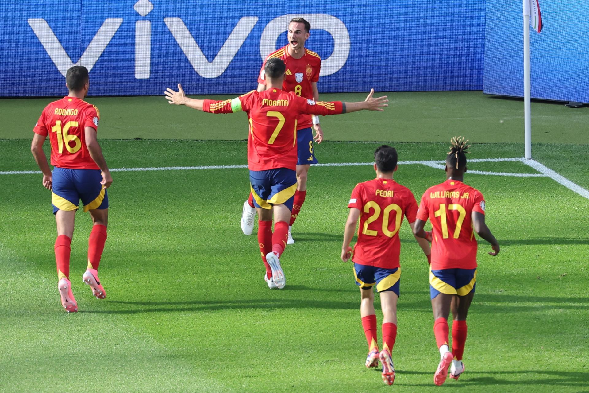 El jugador de España Fabián Ruiz celebra el 2-0 durante el partido del grupo B entre España y Croacia en el estadio Olímpico de Berlín, Alemania. EFE/EPA/ABEDIN TAHERKENAREH

