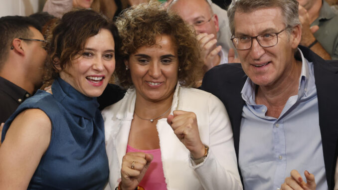 MADRID, 10/06/2024.- El líder del PP, Alberto Núñez Feijóo (d), junto a la cabeza de lista del PP a las elecciones europeas, Dolors Montserrat (c), y la presidenta de la Comunidad de Madrid, Isabel Díaz Ayuso (i), celebran el triunfo de los populares en las elecciones europeas, hoy domingo en la sede del PP. EFE/Juanjo Martín
