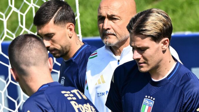 El seleccionador italiano Luciano Spalletti (C) asiste a una sesión de entrenamiento del equipo nacional en Iserlohn, Alemania. EFE/EPA/DANIEL DAL ZENNARO
