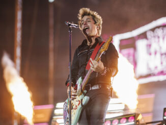 La banda estadounidense Green Day durante su actuación hoy sábado en el Festival Road to Rio Babel que se celebra en la Caja Mágica de Madrid. EFE / Rodrigo Jiménez.