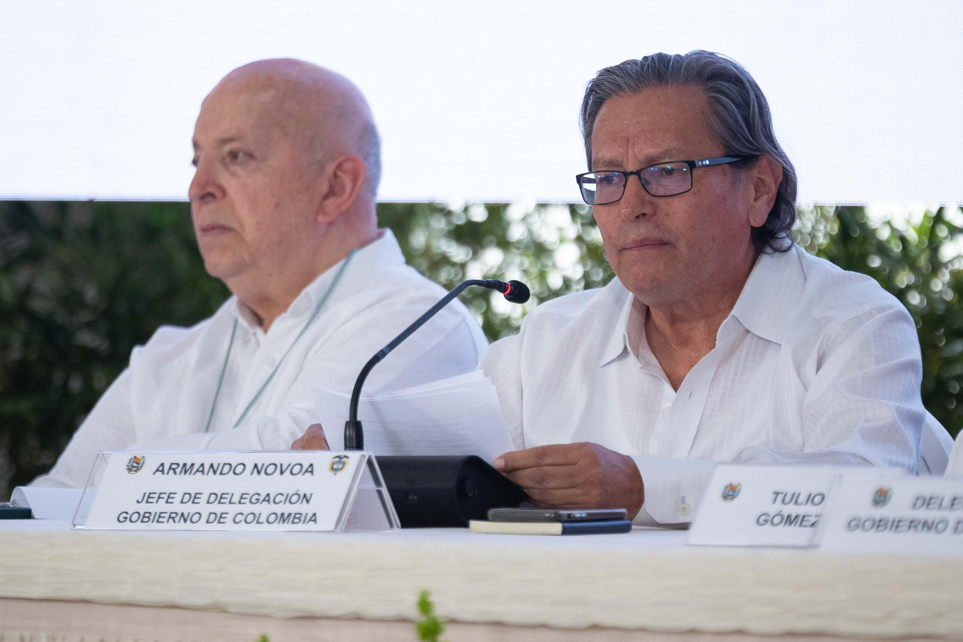 El jefe de delegación del Gobierno de Colombia, Armando Novoa (d), habla en la instalación del primer ciclo de negociaciones con la Segunda Marquetalia este 24 de junio de 2024, en Caracas (Venezuela). EFE/ Ronald Peña R.
