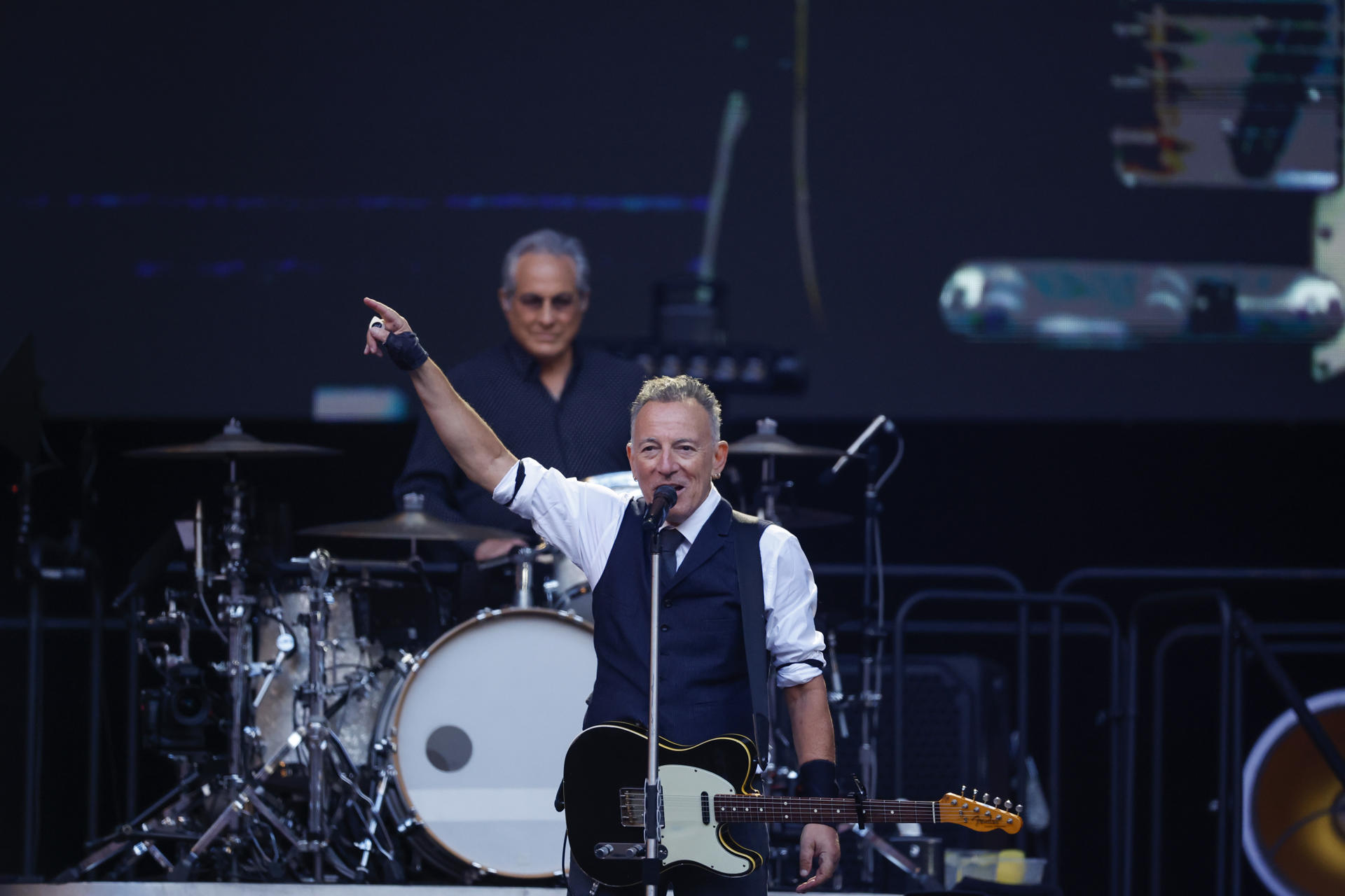 El cantante, guitarrista y compositor estadounidense Bruce Springsteen, y su E. Street Band, durante el concierto que ofrece hoy miércoles en el estadio Metropolitano, en Madrid. EFE/ Juanjo Martín
