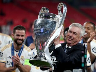 Carlo Ancelotti (3i), entrenador italiano del Real Madrid, fue registrado este sábado, 1 de junio, al levantar la copa de la Liga de Campeones de Europa, tras derrotar en la final del certamen por 0-2 al Borussia Dortmund, en Londres (Reino Unido). EFE/Neil Hall