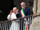 El papa Francisco y el alcalde de Roma, Roberto Gualtieri, en un balcón con vistas al Foro Romano, durante su visita al Campidoglio, el 10 de junio de 2024. EFE/EPA/ETTORE FERRARI