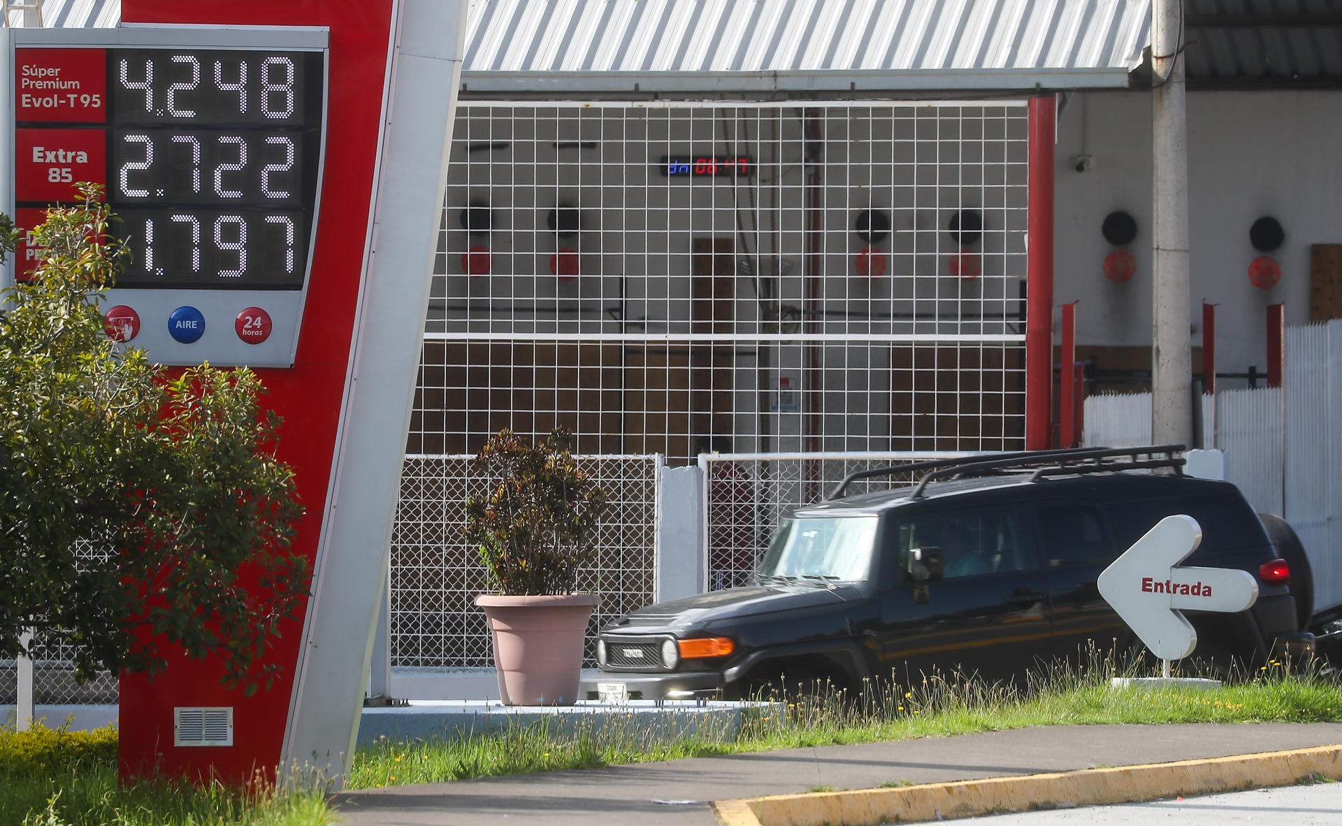 Fotografía que muestra un aviso con los precios de combustibles en una gasolinera este viernes en Quito (Ecuador). EFE/ José Jácome
