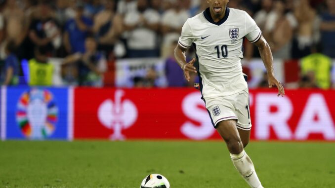 El jugador inglés Jude Bellingham en acción durante el partido de fútbol del grupo C de la Eurocopa 2024 entre Inglaterra y Eslovenia, en Colonia, Alemania. EFE/EPA/YOAN VALAT
