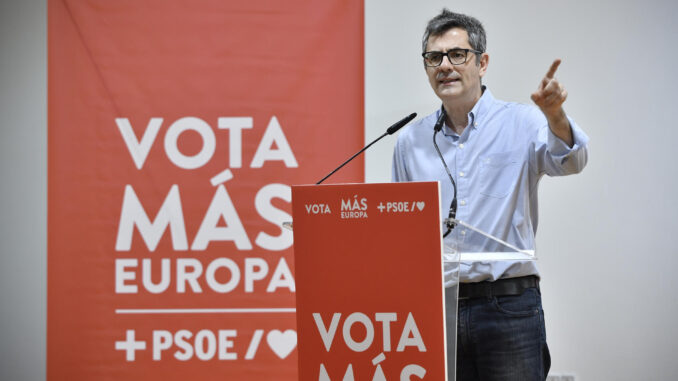 El secretario de Justicia del PSOE y ministro de la Presidencia, Félix Bolaños, este domingo en Níjar (Almería). EFE/ Carlos Barba
