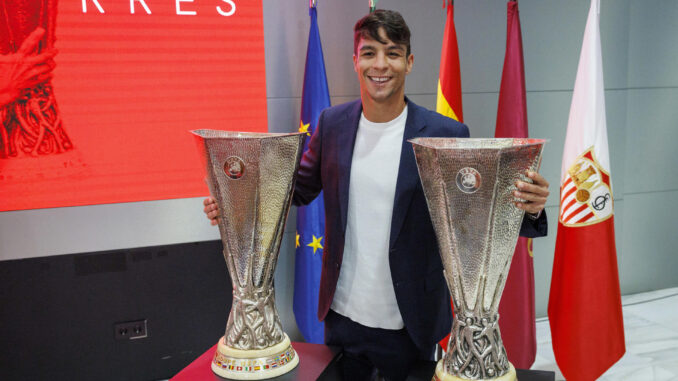 El centrocampista Óliver Torres durante el acto de despedida del Sevilla después de 201 partidos en cinco temporadas y conquistar dos títulos de la Liga Europa, uno en su primera temporada ante el Inter de Milán en Colonia (2020) y el otro la pasada campaña ante el Roma en Budapest (2023), en el estadio Sánchez Pizjuán de la capital hispalense. EFE/ Julio Muñoz
