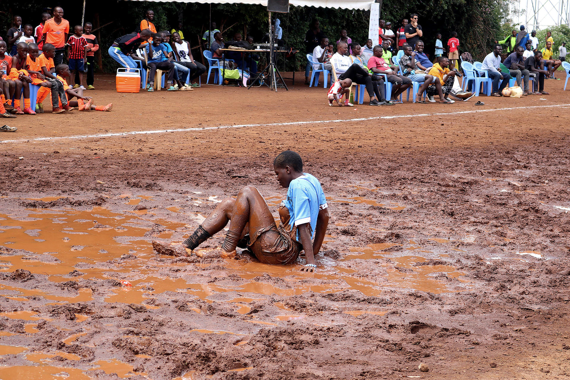 Adolescentes de un colegio de Kibera (Nairobi, Kenia), el mayor suburbio de África oriental, disputan uno de los partidos de La Ligue D' Egalite - Kenia. En un improvisado campo de fútbol de arena en el patio de una escuela, delimitado a ojo por cal blanca recién aplicada, más de 400 chicas de entre 13 y 18 años defienden en una liga local los nombres de los equipos de la Segunda División española en una iniciativa de LaLiga en el barrio de Kibera. EFE/Carlos Expósito
