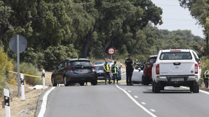 Vista del punto kilométrico 6 de la carretera de Fuencarral-El Pardo, la M-612, acordonado por las fuerzas de seguridad este martes, donde ha sido tiroteado Borja Villacís, hermano de la exvicealcaldesa de la capital y exdirigente de Ciudadanos, Begoña Villacís. EFE/Rodrigo Jiménez
