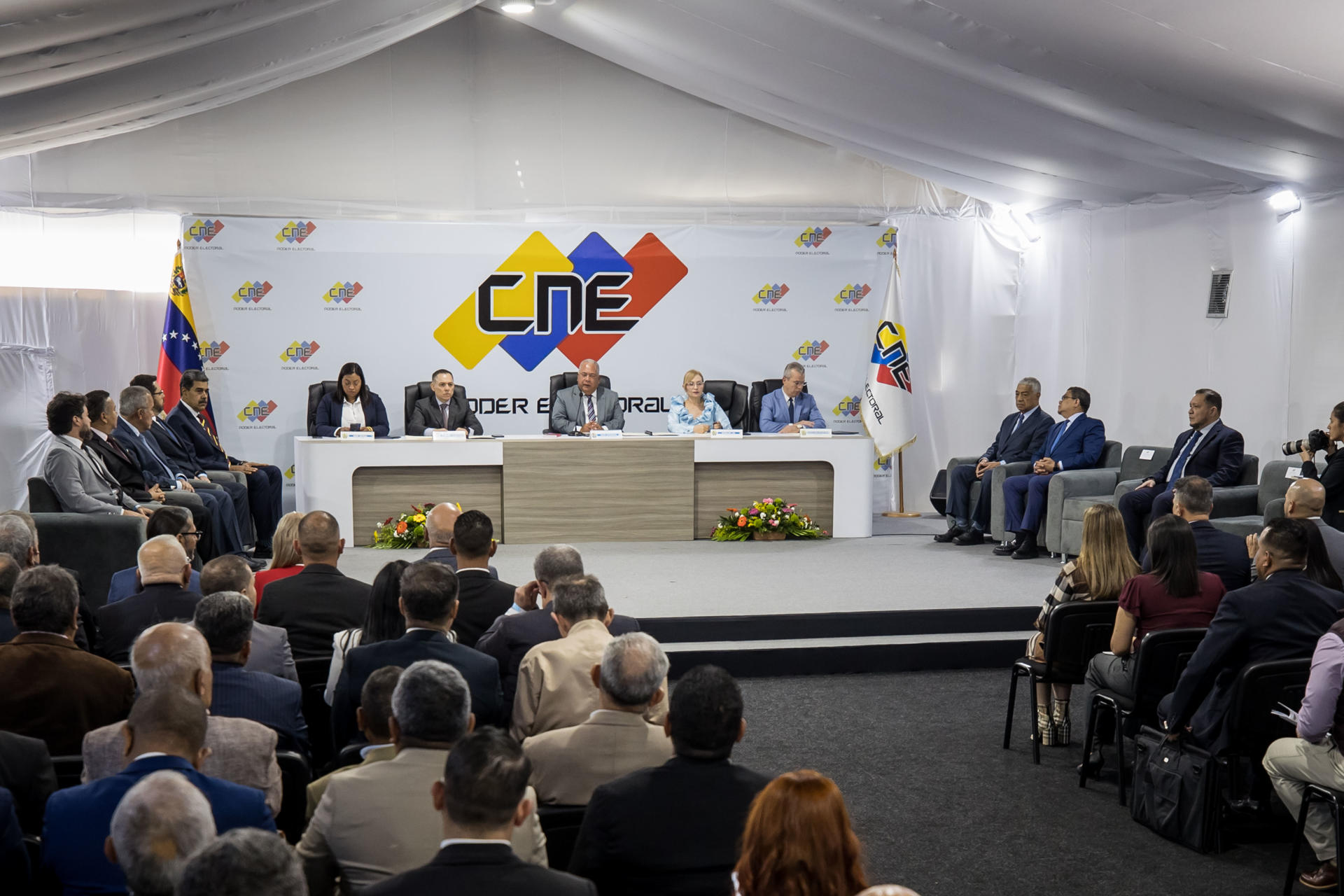 Fotografía de integrantes del Consejo Nacional Electoral (CNE) y los candidatos a la Presidencia de Venezuela en un acto, el 20 de junio de 2024, en Caracas (Venezuela). EFE/ Miguel Gutiérrez
