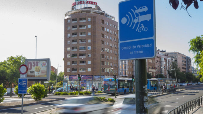 Imagen de archivo del aviso de un radar de tráfico en Madrid. EFE/Emilio Naranjo