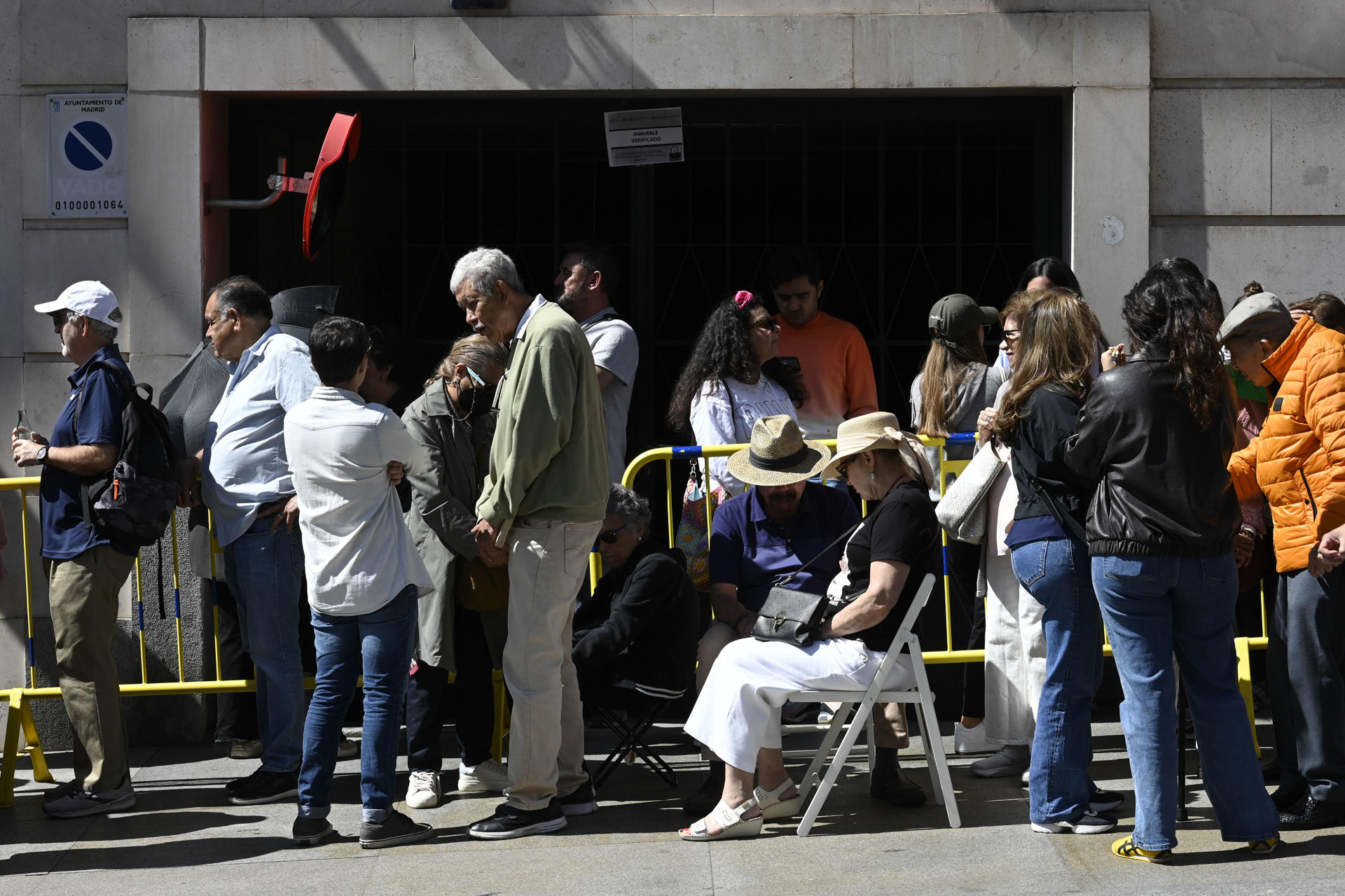Los mexicanos residentes en España esperan a la entrada de la Embajada en Madrid para ejercer su derecho a voto en elecciones federales para la Presidencia de la República de México. EFE/ Víctor Lerena
