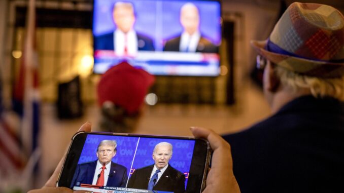 Seguidores del expresidente Donald Trump observan el debate presidencial en Miami (EE.UU.). EFE/EPA/CRISTOBAL HERRERA-ULASHKEVICH
