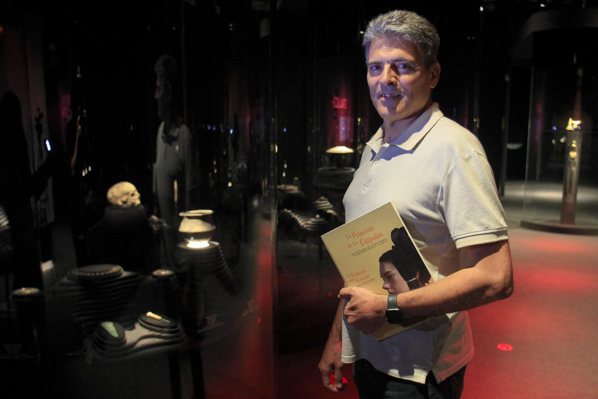 El comisario de la exposición 'Dinastías. Los primeros reinos de la Europa prehistórica', Juan Antonio López Padilla, en la muestra en la que la 'princesa de los Cárpatos' de Orihuela (Alicante), una joven que viajó desde el Danubio en los inicios de la Edad del Bronce (1800 antes de Cristo) seguramente para un matrimonio de conveniencia, se reencuentra con su estirpe en una exposición internacional en el Museo Arqueológico alicantino (MARQ). EFE/Morell
