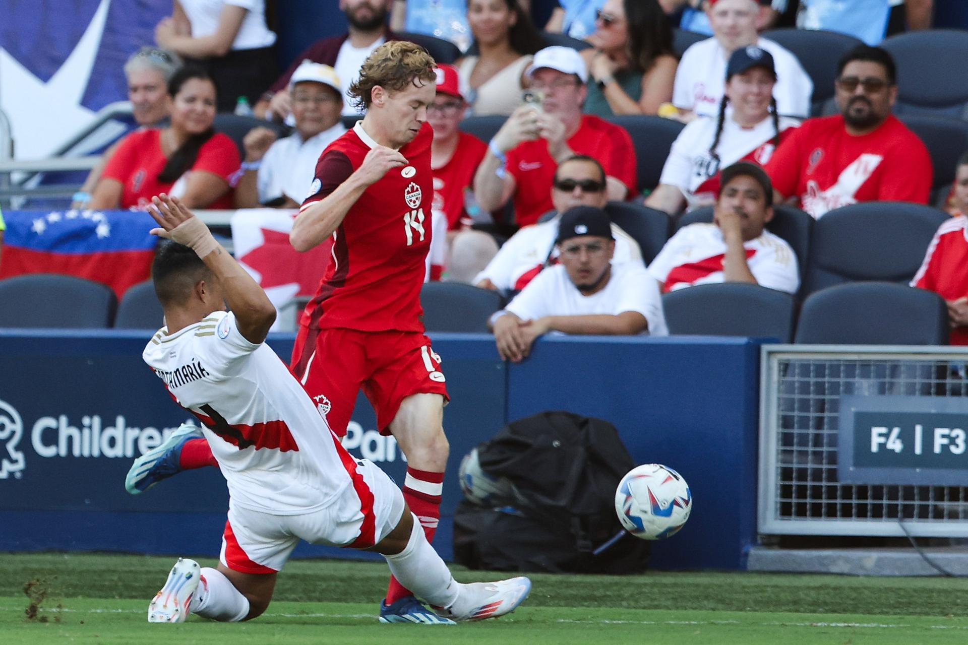 Anderson Santamaría (i), defensor de Perú, desafía al delantero de Canadá Jacob Shaffelburg (R) durante la Copa América. EFE/EPA/WILLIAM PURNELL
