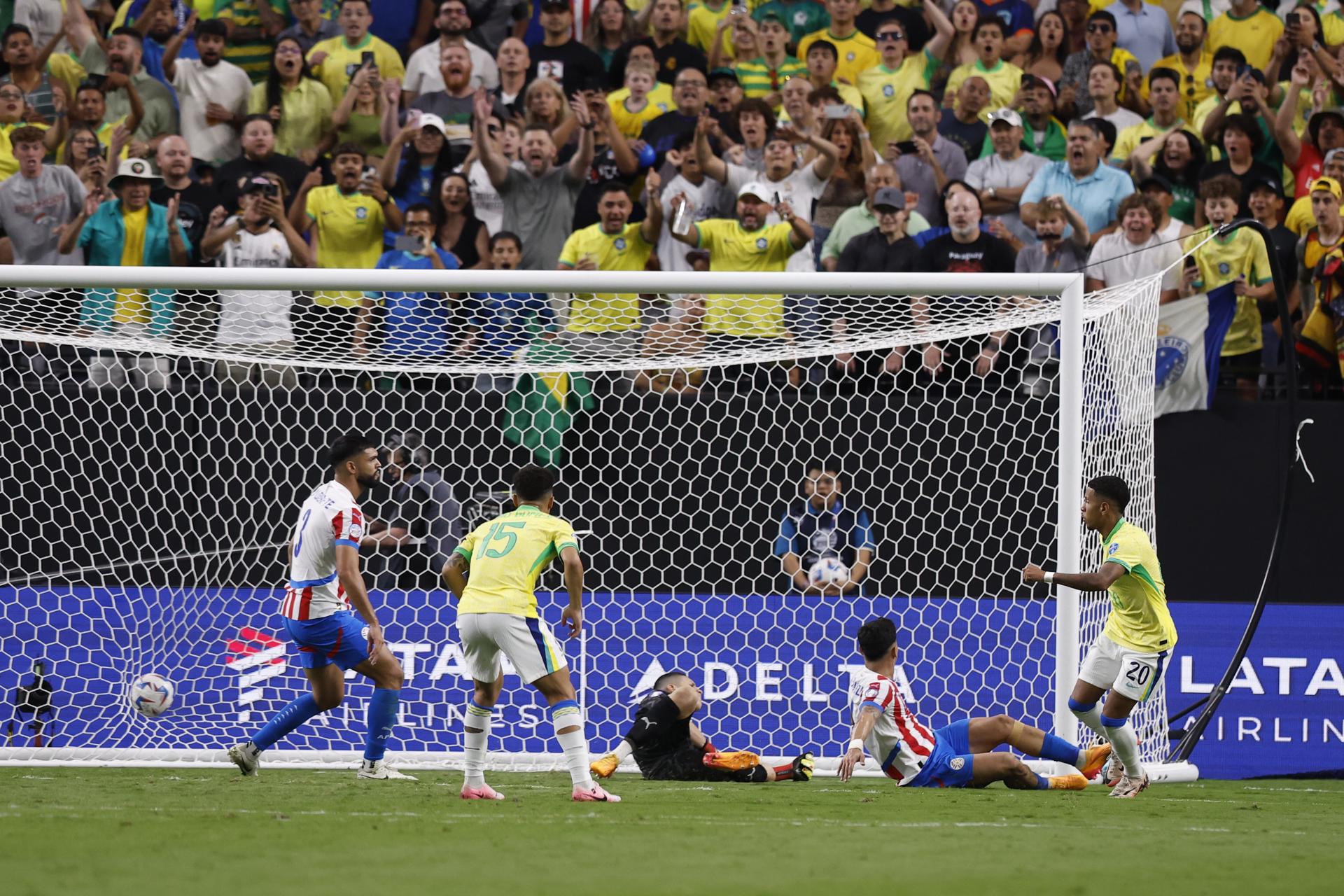 El delantero brasileño Savio (d) anota un gol en la Copa América. EFE/EPA/CAROLINE BREHMAN
