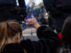 Imagen de archivo (18/11/2023) de una joven sosteniendo un rosario con la Cruz de la Victoria (Asturias)durante una manifestación en contra de la amnistía. EFE/ Daniel González