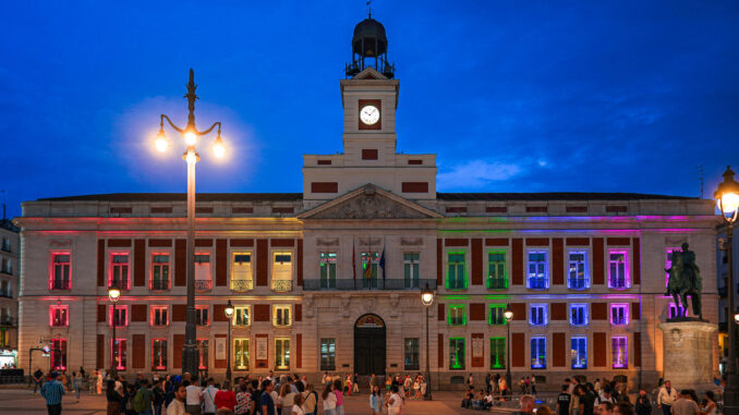 La Comunidad de Madrid ha iluminado este viernes la Real Casa de Correos con la bandera arcoíris para conmemorar el Día Internacional del Orgullo LGTBI. EFE/Comunidad de Madrid ***SÓLO USO EDITORIAL, PERMITIDO SU USO SÓLO EN RELACIÓN A LA INFORMACIÓN QUE APARECE EN EL PIE DE FOTO (CRÉDITO OBLIGATORIO)***
