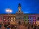 La Comunidad de Madrid ha iluminado este viernes la Real Casa de Correos con la bandera arcoíris para conmemorar el Día Internacional del Orgullo LGTBI. EFE/Comunidad de Madrid ***SÓLO USO EDITORIAL, PERMITIDO SU USO SÓLO EN RELACIÓN A LA INFORMACIÓN QUE APARECE EN EL PIE DE FOTO (CRÉDITO OBLIGATORIO)***
