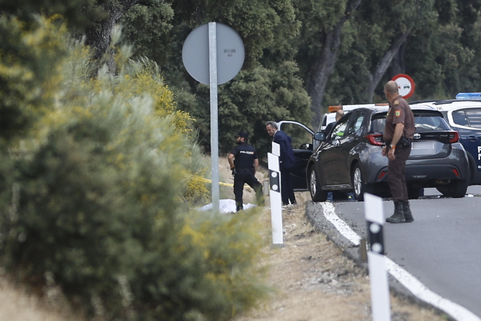 Momento del levantamiento del cadáver tras el asesinato a tiros este martes, en la carretera M-612, junto a un restaurante del distrito madrileño de Fuencarral-El Pardo, de Borja Villacís, hermano de la exvicealcaldesa de la capital y exdirigente de Ciudadanos, Begoña Villacís, según han informado a EFE fuentes próximas a la investigación. EFE/ Rodrigo Jiménez
