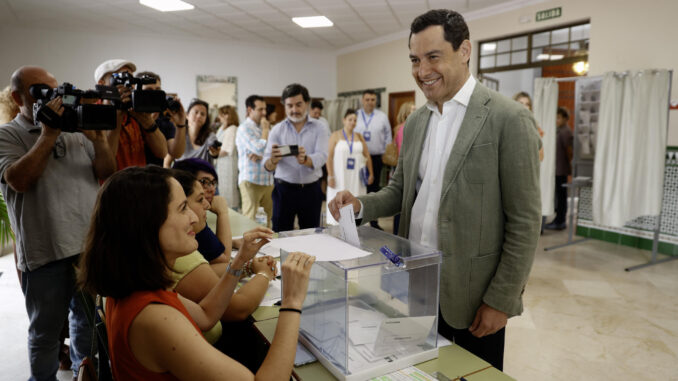 El presidente del PP andaluz y de la Junta, Juanma Moreno, acude a votar en el colegio Sagrado Corazón de Málaga, este domingo que se celebran elecciones Europeas.-EFE/Jorge Zapata
