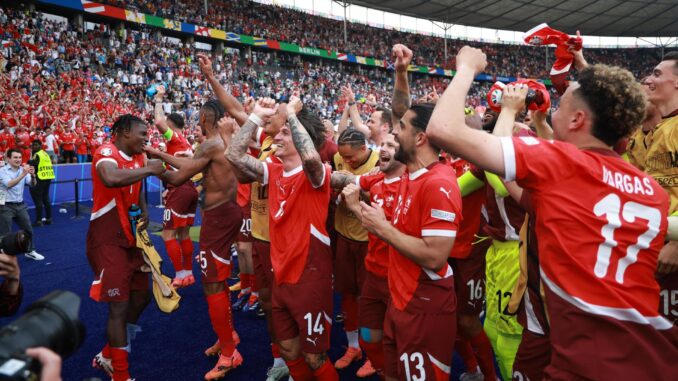 Los jugadores de Suiza celebran después de ganar el partido de octavos de la Eurocopa 2024 entre Suiza e Italia, en Berlín, Alemania. EFE/EPA/CLEMENS BILAN
