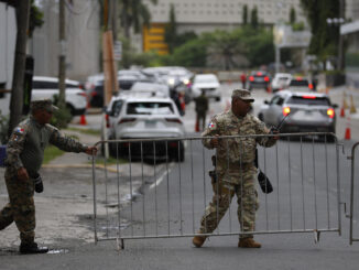 Agentes de la Policía Nacional de Panamá cierran una calle afuera del Centro de Convenciones Atlapa este domingo, un día antes de la investidura del presidente José Raúl Mulino, en Ciudad de Panamá (Panamá). EFE/ Bienvenido Velasco