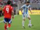 El delantero argentino Lionel Messi (d) y el chileno Victor Davila (i) durante la Copa América 2024. EFE/EPA/JUSTIN LANE