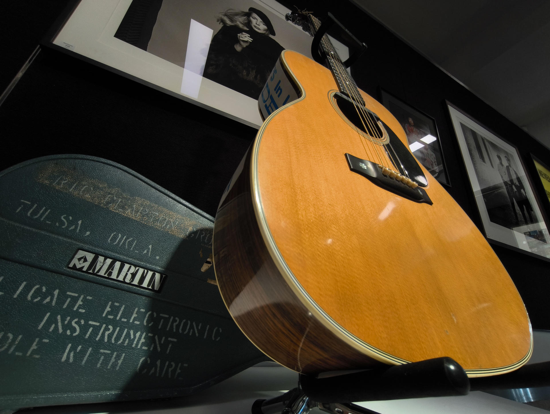 Una de las guitarras favoritas del músico británico Eric Clapton, con la que compuso su conocida balada 'Wonderful tonight', se quedó sin comprador al no pujar ningún postor por encima del precio mínimo en que se la había tasado, en una subasta este miércoles en Londres.La puja por esta Martin acústica de 1974, llevada a cabo en la casa Bonhams, tenía un precio estimado de entre 300.000 libras (355.000 euros) y 400.000 libras (475.000 euros), pero no se recibieron ofertas que alcanzasen esa cantidad mínima.EFE/ Guillermo Garrido.
